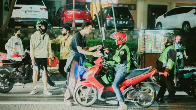 Geng motor GP Bike melakukan aksi berbagi kepada sesama. [dokumentasi pribadi]