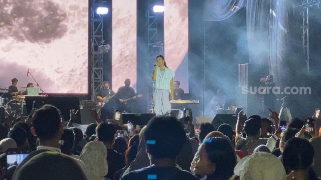 Nabila Maharani di acara Java Pop Festival 2023 di Stadion Madya Gelora Bung Karno, Senayan, Jakarta, Minggu (9/7/2023). [Suara.com/Adiyoga Priyambodo]