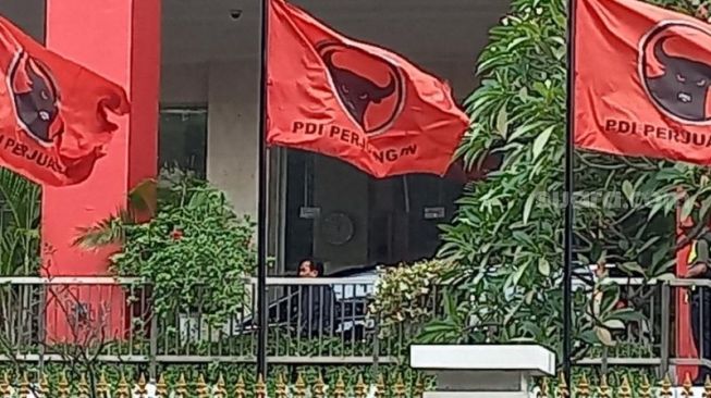 Penampakan Effendi Simbolon saat penuhi panggilan di kantor DPP PDIP, Menteng, Jakpus. (Suara.com/Bagaskara)