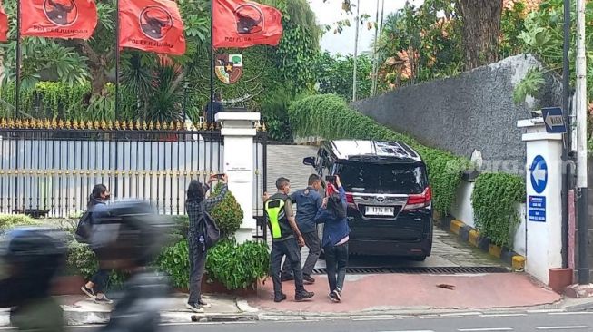 Penampakan Effendi Simbolon menumpang mobil Alphard saat penuhi panggilan di kantor DPP PDIP, Menteng, Jakpus. (Suara.com)