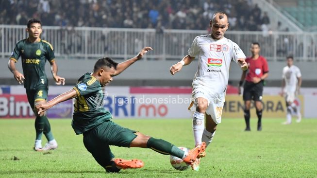 Winger Persija Jakarta, Riko Simanjuntak (kanan) coba menguasai bola ketika mendapat tekanan dari pemain Persikabo 1973 dalam laga pekan kedua BRI Liga 1 2023-2024 di Stadion Pakansari, Bogor, Minggu (10/7/2023) malam WIB. [LIB]