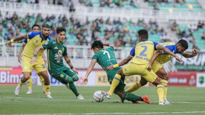 Pesepak bola Persebaya Surabaya Song Ui-young (tengah) berusaha melewati hadangan pesepak bola Barito Putera Hasyim Kipuw (kanan) dan Amirrudin Bagas Kaffa Arrizqi (kedua kanan) dalam pertandingan BRI Liga 1 di Stadion Gelora Bung Tomo, Surabaya, Jawa Timur, Sabtu (8/7/2023). Pertandingan berakhir imbang dengan skor 1-1. ANTARA FOTO/HO/Ofisial Persebaya/foc.