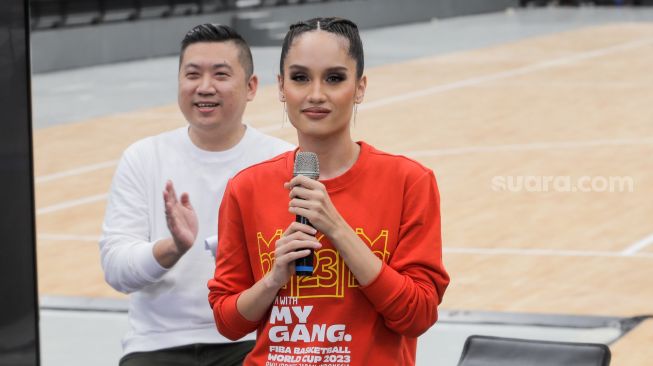 Brand Ambassador FIBA World Cup 2023 Cinta Laura saat diumumkan sebagai Brand Ambassador baru untuk Piala Dunia Basket FIBA 2023 di Indonesia Arena, Senayan, Jakarta, Selasa (11/7/2023). [Suara.com/Alfian Winanto]