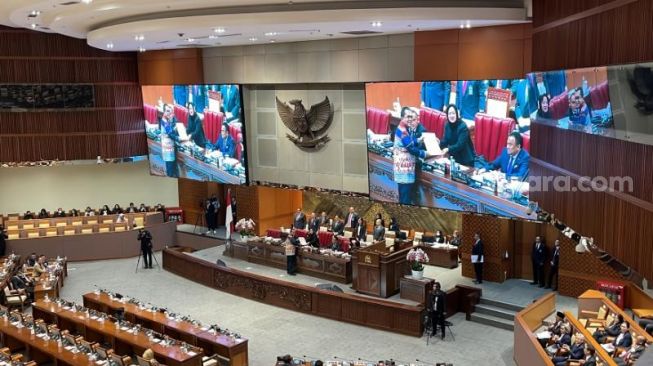 Proses pengesahan RUU Kesehatan menjadi undang-undang di pembicaraan tingkat II di Rapat Paripurna Masa Persidangan V Tahun Sidang 2022-2023 di Kompleks Parlemen, Jakarta, Selasa (11/7/2023). (Suara.com/Novian)