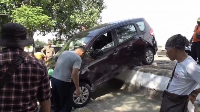 Mobil Taksi Online Nyangkut di Bantaran Kali Mookervart Cengkareng Gegara Ikuti Petunjuk Google Maps