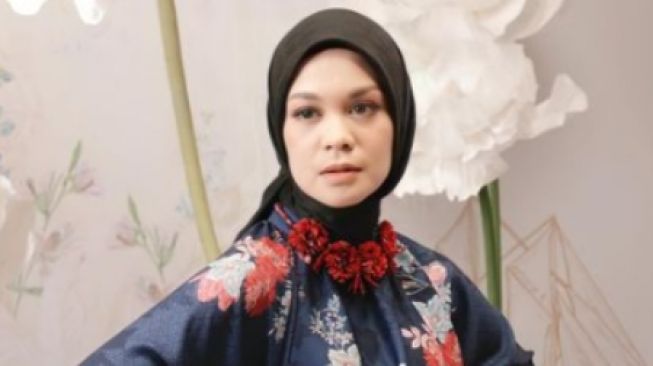 6 Inspirasi Outfit Hangout ala Tantri Namirah, Suka yang Mana?