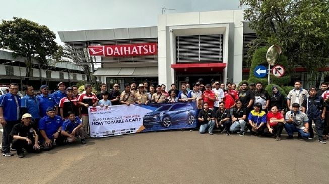 Foto bersama tim dan perwakilan manajemen Daihatsu dengan komunitas  [PT ADM].