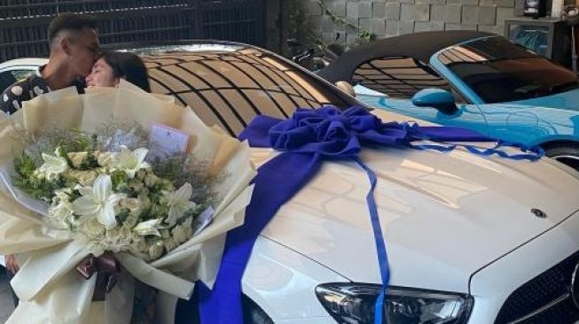 Artis Beri hadiah mobil Mewah untuk Istri (Instagram/@ariekuntung)