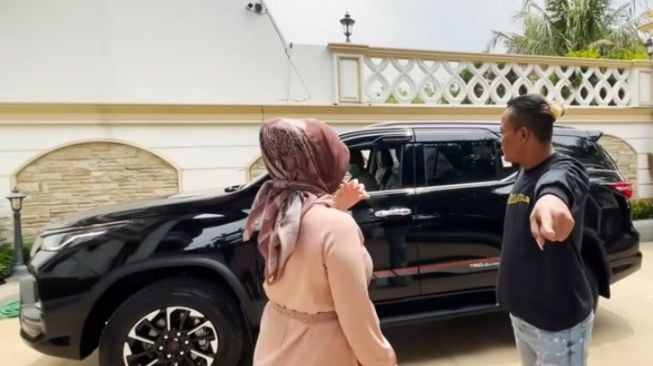 Artis Beri hadiah mobil Mewah untuk Istri (YouTube/Sule Family)