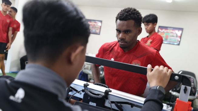 Calon pemain Timnas Indonesia U-17 proyeksi Piala Dunia U-17 2023 menjalani tes kesehatan di hari pertama pemusatan latihan atau training camp (TC) di GBK Arena, Senayan, Jakarta, Senin (10/7/2023). [PSSI]