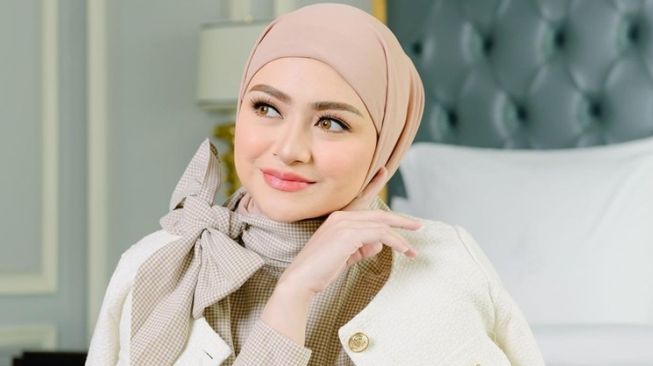 Nathalie Holscher Lepas Hijab, Bagaimana Cara Tetap Istiqomah Menutup Aurat?