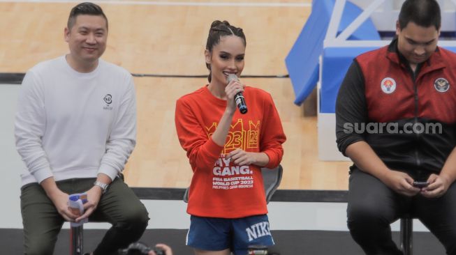 Brand Ambassador FIBA World Cup 2023 Cinta Laura saat diumumkan sebagai Brand Ambassador baru untuk Piala Dunia Basket FIBA 2023 di Indonesia Arena, Senayan, Jakarta, Selasa (11/7/2023). [Suara.com/Alfian Winanto]