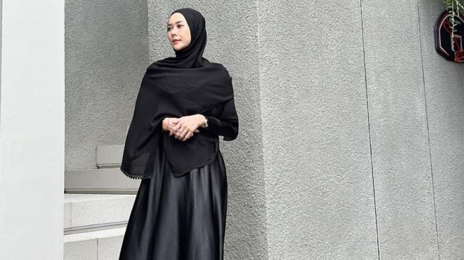 Aura Kasih berhijab (Instagram/@aurakasih)