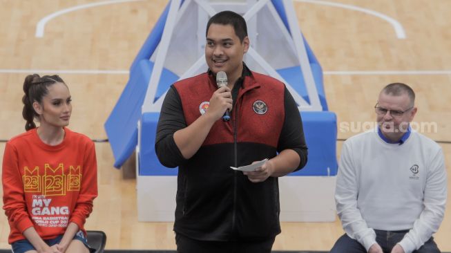 Menteri Pemuda dan Olahraga Dito Ariotedjo saat mengumumkan Brand Ambassador baru untuk Piala Dunia Basket FIBA 2023 di Indonesia Arena, Senayan, Jakarta, Selasa (11/7/2023). [Suara.com/Alfian Winanto]