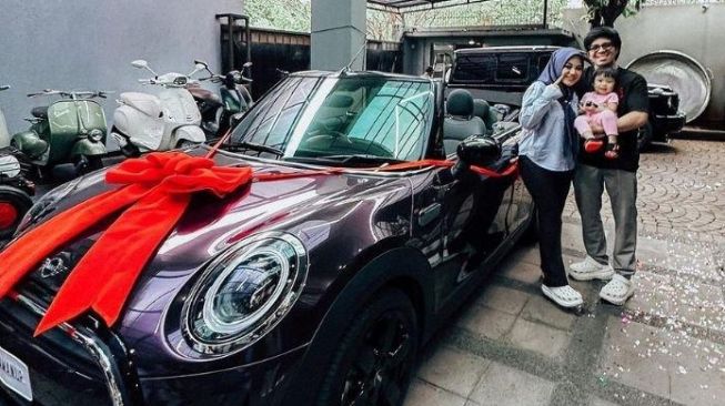 Artis Beri hadiah mobil Mewah untuk Istri (Instagram/@attahalilintar)