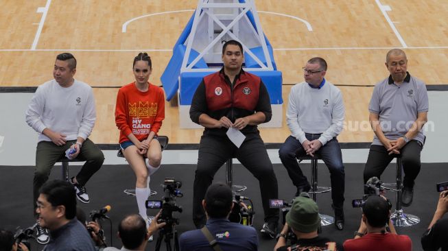 Menteri Pemuda dan Olahraga Dito Ariotedjo (tengah), Executive Director FIBA David Crocke (kedua kanan), Brand Ambassador FIBA World Cup 2023 Cinta Laura (kedua kiri), Ketua Umum Perbasi Danny Kosasih (kanan), Perwakilan FIBA Indonesia Cahyadi Wanda (kiri) saat mengumumkan Brand Ambassador baru untuk Piala Dunia Basket FIBA 2023 di Indonesia Arena, Senayan, Jakarta, Selasa (11/7/2023). [Suara.com/Alfian Winanto]