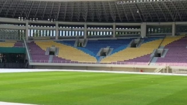 Kondisi rumput Stadion Manahan setelah digunakan sebagai lokasi konser musik, Sabtu (8/7/2023) malam WIB. [Instagram @manahan.solo]