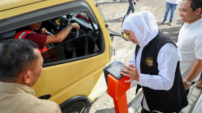 Gubernur Jatim, Khofifah Indar Parawansa meresmikan e-pasir atau e-pajak pasir  Stockpile, di Desa Sumbersuko, Lumajang, Jatim, Minggu (9/7/2023). (Dok: Pemprov Jatim)