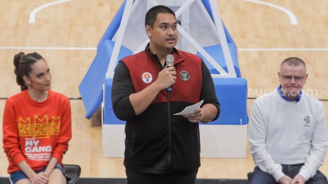 Menteri Pemuda dan Olahraga Dito Ariotedjo (tengah) saat mengumumkan Brand Ambassador baru untuk Piala Dunia Basket FIBA 2023 di Indonesia Arena, Senayan, Jakarta, Selasa (11/7/2023). [Suara.com/Alfian Winanto]