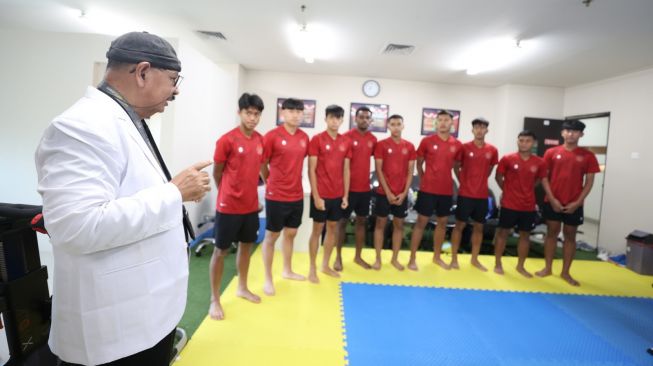 Kepala medis PSSI, dokter Syarif Alwi memberikan penjelasan kepada calon pemain Timnas Indonesia U-17 proyeksi Piala Dunia U-17 2023 selama menjalani tes kesehatan di hari pertama pemusatan latihan atau training camp (TC) di GBK Arena, Senayan, Jakarta, Senin (10/7/2023). [PSSI]