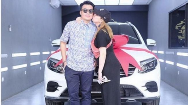 Artis Beri hadiah mobil Mewah untuk Istri (Instagram/@tya_ariestya)