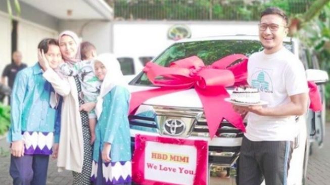 Artis Beri hadiah mobil Mewah untuk Istri (Instagram/@ariekuntung)