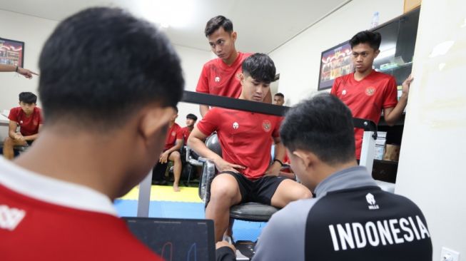 Calon pemain Timnas Indonesia U-17 proyeksi Piala Dunia U-17 2023 menjalani tes kesehatan di hari pertama pemusatan latihan atau training camp (TC) di GBK Arena, Senayan, Jakarta, Senin (10/7/2023). [PSSI]