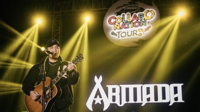 Penampilan band Armada dalam Konser musik Collabonation Tour Mataram.