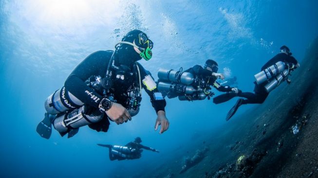 Mengenal Side Mount Diving yang Kini Tengah Populer di Kalangan Para Penyelam