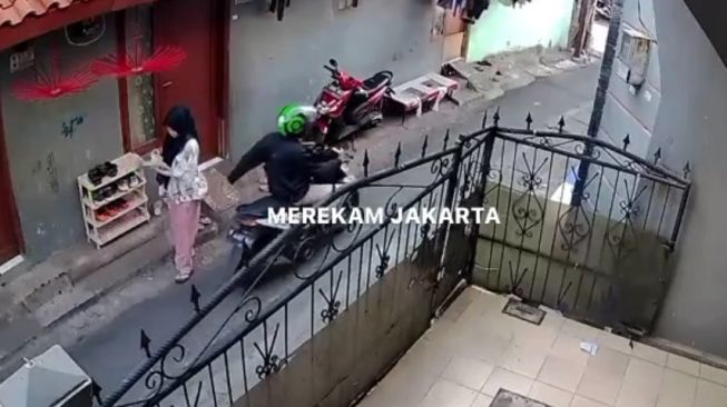 Viral Aksi Begal Bokong Perempuan Berhijab Di Cengkareng, Polisi Buru Pelaku