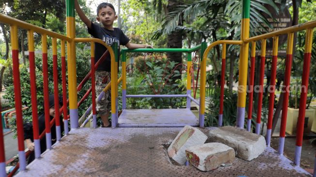 Kondisi fasilitas yang rusak di Ruang Publik Terpadu Ramah Anak (RPTRA) Amir Hamzah, Jakarta, Rabu (12/7/2023). [Suara.com/Alfian Winanto]