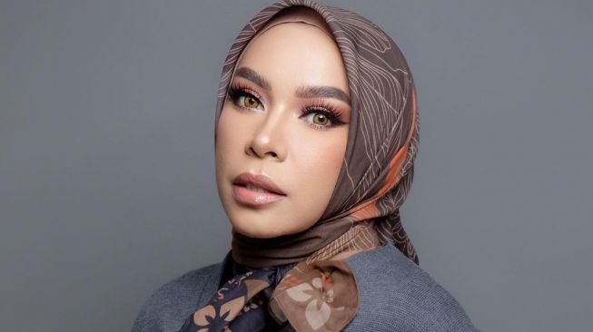 Artis Istiqomah Berhijab (Instagram/@melly_goeslaw) 