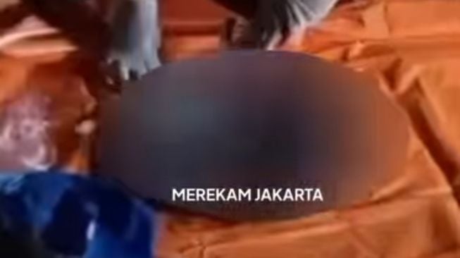 Asyik Cari Ikan Sapu-sapu, Warga Syok Temukan Mayat Bayi Terbungkus Kantong di Kali Sahardjo Tebet