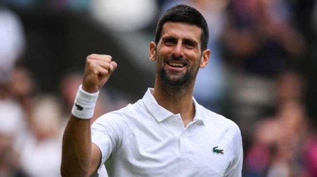 Petenis Serbia Novak Djokovic merayakan kemenangan melawan Andrey Rublev dari Rusia pada pertandingan tenis perempat final tunggal putra Kejuaraan Wimbledon 2023 dalam The All England Tennis Club pada Wimbledon, London, pada 11 Juli 2023. Daniel LEAL / AFP