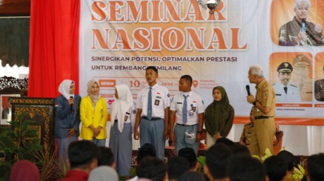 5 Fakta Ganjar Mencak-Mencak Dengar Curhatan Siswa soal Pungi SMK Negeri, Kepsek Dipecat