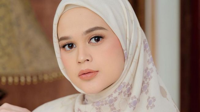 Artis Istiqomah Berhijab (Instagram/@cutratumeyriska) 