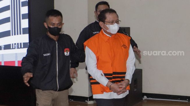 Suspected Supreme Court (MA) secretary Hasbi Hasan wore prison clothes when presented at a press conference announcing the suspect's detention at the KPK's Red and White Building, Newsdelivers.com, Wednesday (12/7/2023).  (Suara.com/Alfian Winanto)