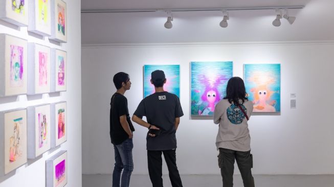 Pengunjung yang tengah menikmati mata Yula dalam "In A Search For Divine Love" di LAV Gallery. [DocPribadi/ LAV Gallery]