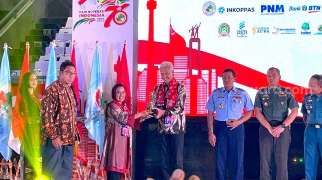 Di Acara HUT ke-76 Koperasi, Ganjar Dikasih Penghargaan Pembina Koperasi Andalan