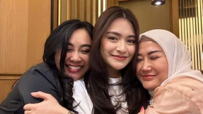 Heboh Nathalie Holscher Keciduk Dicium Pria usai Lepas Hijab, Netizen