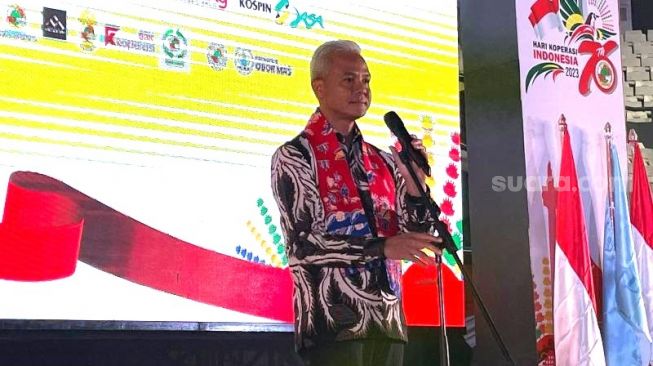 Gubernur Jawa Tengah Ganjar Pranowo diberikan penghargaan pembina koperasi andalan di acara HUT Koperasi ke-76 yang digelar di Tennis Indoor Senayan, Jakarta, Rabu (12/7/2023). (Suara.com/Bagaskara)