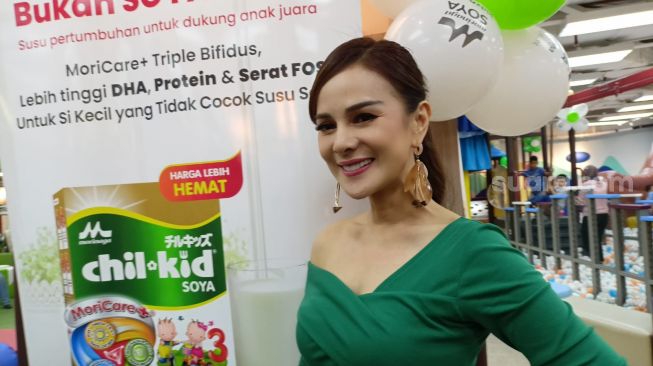 Astrid Tiar Beri Anak Susu Soya Gara-Gara Alergi Susu Sapi, Nutrisinya Tercukupi Gak Ya?