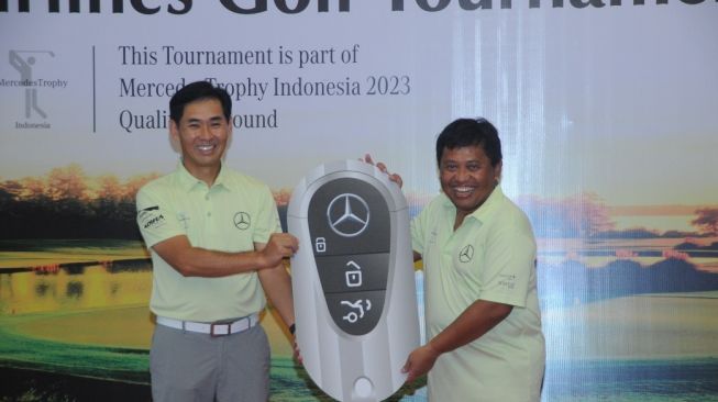 Penyerahan simbolis kunci mobil Mercedes-Benz kepada Gunawan Budiraharjo (kanan) oleh Choi Duk Jun, President Director PT Mercedes-Benz Distribution Indonesia (kiri) dalam MercedesTrophy Indonesia edisi ke-27 bersama Malaysian Airlines Golf Tournament di Ciputra Golf, Surabaya [PT MBDIna].