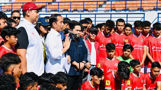 Tengok Seleksi Pemain Timnas U-17 di Stadion Si Jalak Harupat, Jokowi: Syukur-syukur Bisa Juara