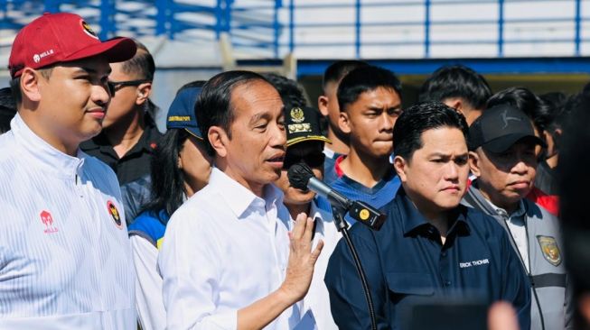 Presiden Joko Widodo atau Jokowi saat meninjau proses seleksi Tim Nasional (Timnas) Sepak Bola Indonesia U-17 di Stadion Si Jalak Harupat, Kabupaten Bandung, Rabu (12/7/2023). (Laily Rachev - Biro Pers Sekretariat Presiden)