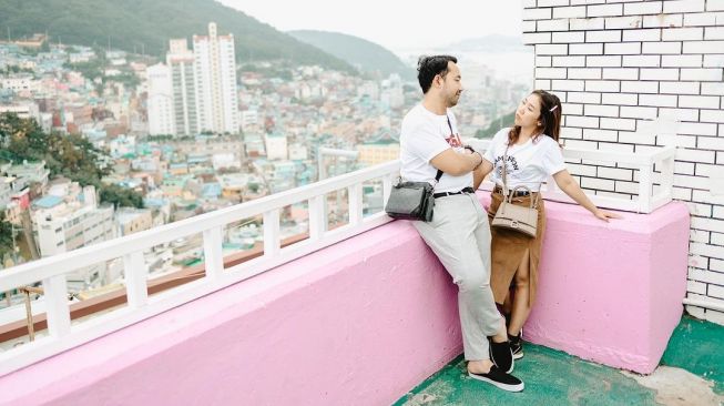 Potret Kiky Saputri dan Suami di Busan (Instagram/k@ikysaputrii)