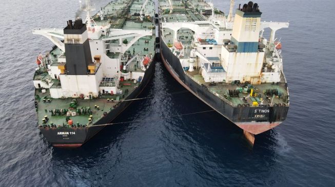 Indonesia tangkap kapal tanker Iran saat transfer minyak, kapal kedua lolos