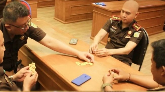 Pegawai Kejari Tuban Asyik Main Domino di Dalam Ruang Kerja?