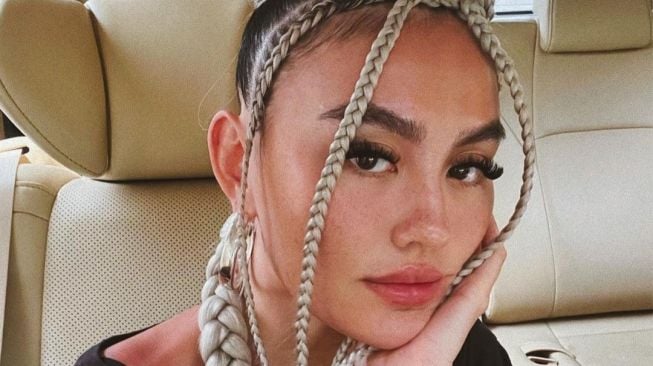 Agnez Mo Pamer Foto Bareng Pacar Pakai Gaun Putih, Singgung Soal Pernikahan: Kami Cuma Mau..