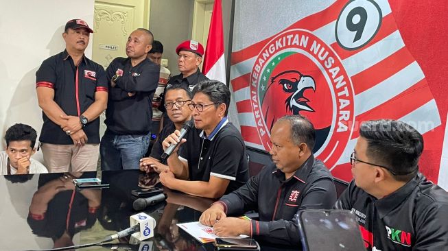 Bendahara Umum PKN Mirwan Amir (pegang mik) di Kantor DPP PKN, Menteng, Jakarta, Kamis (13/7/2023). (Suara.com/Bagaskara)